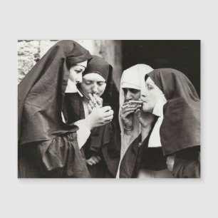 Tarjeta de foto vintage de monjas fumando