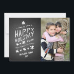 TARJETA DE FOTOGRAFÍA FELIZ DE CHALKBOARD<br><div class="desc">TARJETA DE FOTOS DE FESTIVIDAD FELIZ DE CHALKBOARD. Tipo de letra de tiza divertida usado en el fondo del efecto de foto impreso en una pizarra negra. Le deseo una fELIZ FIESTA DE NUESTRA FAMILIA A LA SUYA. Personaliza con tu nombre y foto familiar. Elke Clarke© Disponible en ww.zazzle.com/monogramgallery. Para...</div>