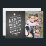 TARJETA DE FOTOGRAFÍA FELIZ DE CHALKBOARD<br><div class="desc">TARJETA DE FOTOS DE FESTIVIDAD FELIZ DE CHALKBOARD. Tipo de letra de tiza divertida usado en el fondo del efecto de foto impreso en una pizarra negra. Le deseo una fELIZ FIESTA DE NUESTRA FAMILIA A LA SUYA. Personaliza con tu nombre y foto familiar. Elke Clarke© Disponible en ww.zazzle.com/monogramgallery. Para...</div>
