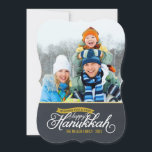 Tarjeta de fotos de Hanukkah Script de Chalkboard<br><div class="desc">Moda simple moderna Hanukkah tarjeta de fotografía de vacaciones elegante caligrafía escritura tipografía sobre un falso fondo de textura de pizarra. Personalice el diseño con su foto y nombre de la familia personalizado. Haga clic en el botón "Personalizar" para añadir más texto y fotos en la parte posterior y crear...</div>