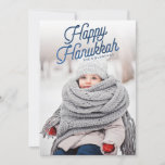 Tarjeta de fotos navideña Happy Hanukkah Script<br><div class="desc">Esta elegante y moderna tarjeta fotográfica de las vacaciones de Hanukkah presenta un guión azul moderno inclinado. Viene con un patrón polka-dot en la parte de atrás.</div>