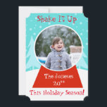 Tarjeta de fotos navideñas de bola de nieve<br><div class="desc">Agita esta temporada navideña con esta tarjeta de foto navideña personalizable de Globo de Nieve. El diseño presenta un globo de nieve sentado en una escena tan perfecta que normalmente solo se ve en un globo de nieve. El globo tiene una base roja y una bola lista para tu foto...</div>