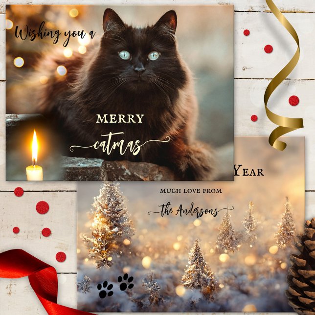 Tarjeta de gato Merry Christmas Purfect New Year (Christmas and New Year holiday card featuring a beautiful cat with a candle and sparkling lights)