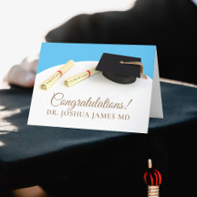Tarjeta de graduación Cap y Scrolls de felicitacio