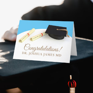 Tarjeta de graduación Cap y Scrolls de felicitacio