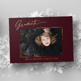 Tarjeta de graduación con foto en burgundy y escri