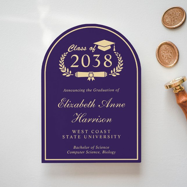 Tarjeta de graduación elegante en morado y dorado (An elegant arch-shaped college graduation announcement to celebrate the graduate's achievements)
