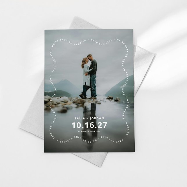 Tarjeta de guardar la fecha con borde ondulado mod (wavy save the date, modern save the date card design shown with gray envelope on a white background
)
