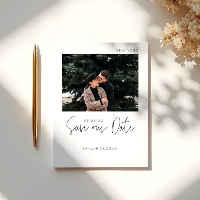 Tarjeta de Guardar la Fecha con Foto y Tipografía  (Modern Minimal Typographic Photo Save The Date Announcement Postcard)