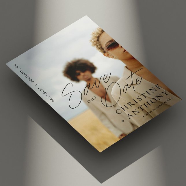 Tarjeta de guardar la fecha de elegante foto con l (Personalized Elegant Black Script Photo Save The Date Card)