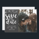Tarjeta de guardar la fecha de la boda de invierno<br><div class="desc">Tarjeta de guardar la fecha con tema de invierno con su foto personalizada y copos de nieve plateados con brillo. El texto dice "guarda nuestra fecha" en letra de pincel con el nombre de la pareja, fecha de la boda y ciudad y estado donde se celebrará la boda. Todos los...</div>