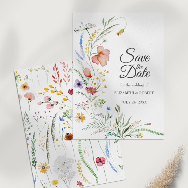 Tarjeta de Guardar la Fecha de Prado de Flores Sil (Bohemian Watercolor Wildflowers Save The Date Card on a white table.)