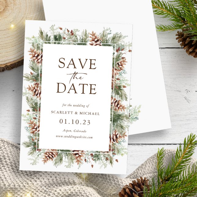 Tarjeta de Guardar la Fecha de Vacaciones de Invie (Winter Holiday Pine Greenery Save The Date Card by Painted Paperie
)