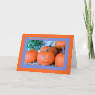 Tarjeta de Halloween con calabaza sonriente