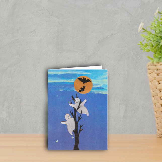 Tarjeta de Halloween de fantasmas en un árbol (Two cute ghosts in tree orange moon with bats blue night sky stars on Halloween notecard.)