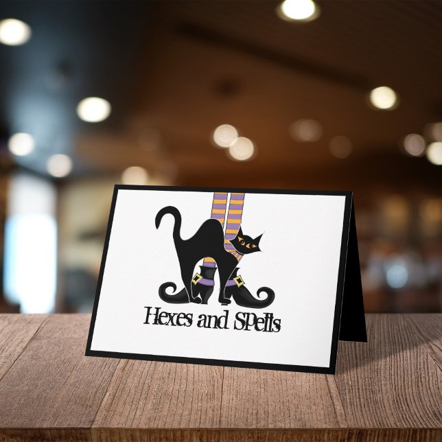 Tarjeta de Halloween de Gatos Negros, Maleficios y (Whimsical black cat Halloween card with “Hexes and Spells” design, perfect for fun spooky greetings.)