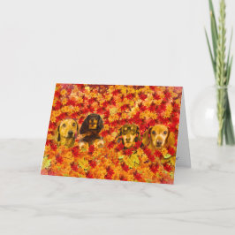 Tarjeta de hojas de otoño y pequeñas perlas