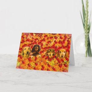 Tarjeta de hojas de otoño y pequeñas perlas