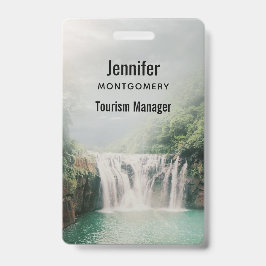 Tarjeta De Identificación Bonita cascada en un bosque de montaña