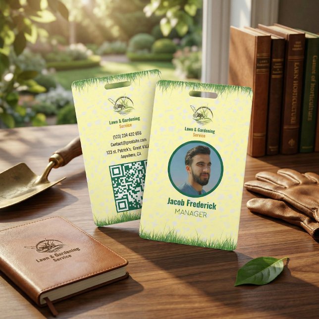 Tarjeta De Identificación Cuidado Profesional de Césped Blanco y Verde (Professional Green and Yellow Lawn Care Badge)