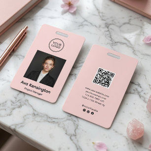 Tarjeta de identificación de empleado moderna y pe