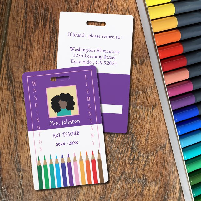 Tarjeta de identificación de profesor de arte con  (Vertical purple and white teacher photo ID badge featuring colored pencils . )