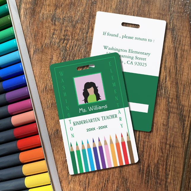 Tarjeta de identificación de profesor de guardería (Vertical green and white employee photo ID badge.)