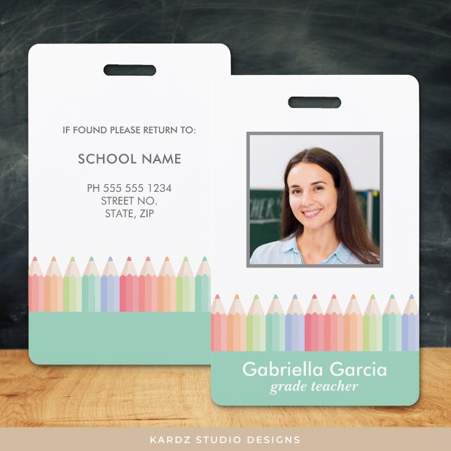Tarjeta de identificación de profesor de la escuel (Teacher photo badge, school staff id bagde in soft green with colorful rainbow pencils.)