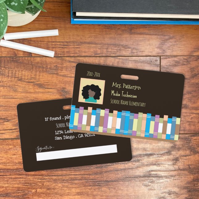 Tarjeta de identificación del empleado de la escue (School staff photo ID black horizontal employee badge with vector book shelf . )
