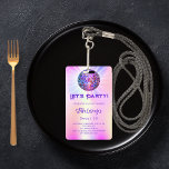Tarjeta De Identificación Discoteca fiesta holográfica rosa Sweet 16 invitac<br><div class="desc">Invitación a una fiesta de 16 cumpleaños. Fondo holográfico de color morado, rosa, amarillo, azul. Decorada con una bola de discoteca de colores. Texto: ¡Vamos Fiesta! Personalice y agregue un nombre y detalles del fiesta. El nombre está escrito con un guión de estilo con letras a mano, letras de color...</div>