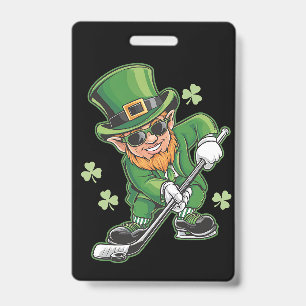 Tarjeta De Identificación Duende jugando hockey día de San Patricio irlandés