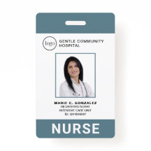 Enfermera con foto del logotipo del hospital de Gr