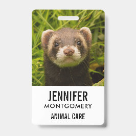 Tarjeta De Identificación Ferrete marrón en la hierba