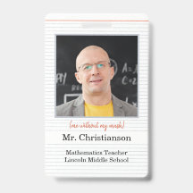 Foto de identificación de maestro con placa escola