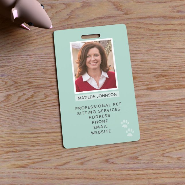 Tarjeta de identificación fotográfica de impresión (Upload your photo and add your details to this paw print id badge. Purrfect for pet sitters!)