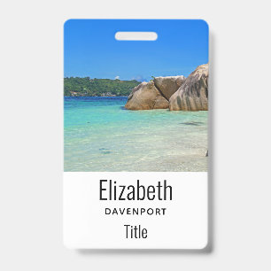 Tarjeta De Identificación Hermoso mar tropical con una playa rocosa