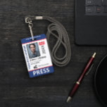 Tarjeta De Identificación Icono de prensa de fotos y logotipos en rojo azul<br><div class="desc">ID de prensa vertical con rojo y azul como colores de acento. Añadir foto,  logotipo,  nombre,  título,  número de identificación y más.</div>