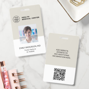 Tarjeta De Identificación ID de código QR beige neutral del doctor de la clí