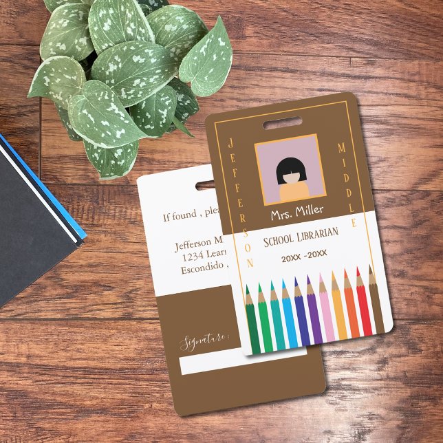 Tarjeta De Identificación Insignia de identificación de bibliotecario de la  (Color pencils doodle school librarian vertical photo ID badge .)