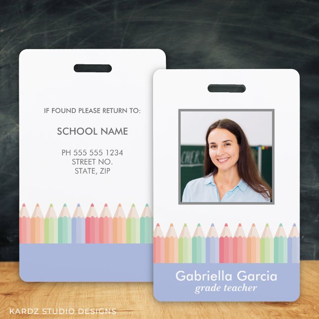 Tarjeta De Identificación Insignia de identificación del personal docente de (Teacher name badge with picture, in blue and a colorful rainbow. School staff id badge)
