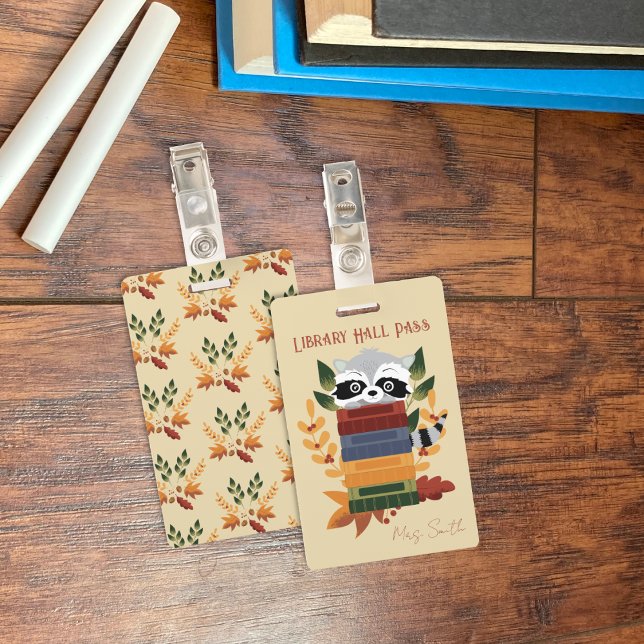 Tarjeta De Identificación Insígnia de pase de sala de biblioteca con mapache (Raccoon with books vertical library hall pass badge .)