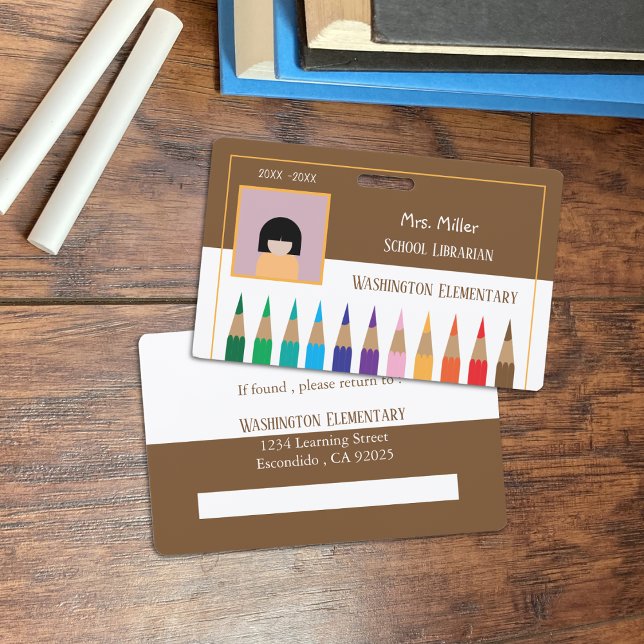 Tarjeta De Identificación Insignia marrón de la biblioteca de la escuela Doo (Color pencils doodle school librarian horizontal photo ID badge .)