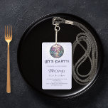 Tarjeta De Identificación Invitación de cumpleaños violeta de fiesta de disc<br><div class="desc">Invitación a una fiesta 21ª (o a cualquier edad) femenina y femenina. Un fondo de lavanda de color violeta. Decorada con una bola de discoteca de colores. Texto: ¡Vamos Fiesta! Personalice y agregue un nombre y detalles del fiesta. Atrás: sin diseño ni color (menos costoso)</div>