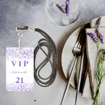 Tarjeta De Identificación Invitación de vip de lavanda violeta blanca de cum<br><div class="desc">Una insignia moderna, elegante y glamurosa para una fiesta de cumpleaños 21 (o de cualquier edad). Un fondo blanco con polvo falso purpurina violeta y lavanda. Con el texto: VIP. Personalice y agregue nombre, edad, dirección/fecha. El nombre está escrito con un guión moderno de estilo con letras a mano con...</div>