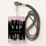 Tarjeta De Identificación Invitación de vip del purpurina rosa negro de cump<br><div class="desc">Una insignia moderna, elegante y glamurosa para una fiesta de cumpleaños 21 (o de cualquier edad). Un fondo negro con un goteo purpurina falso rosado, pinta goteando. Personalice y agregue un nombre. El nombre está escrito con un guión moderno de estilo con letras a mano con toques. El texto: El...</div>