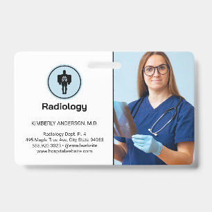 Tarjeta De Identificación Médico examinando radiografía