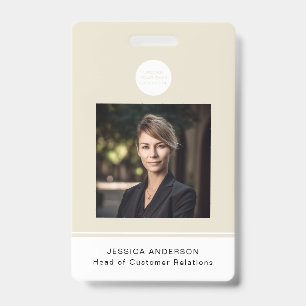 Tarjeta de identificación moderna beige con logo m