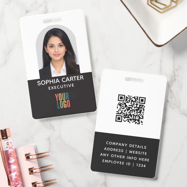 Tarjeta de identificación negra con código QR y lo (Oficina)
