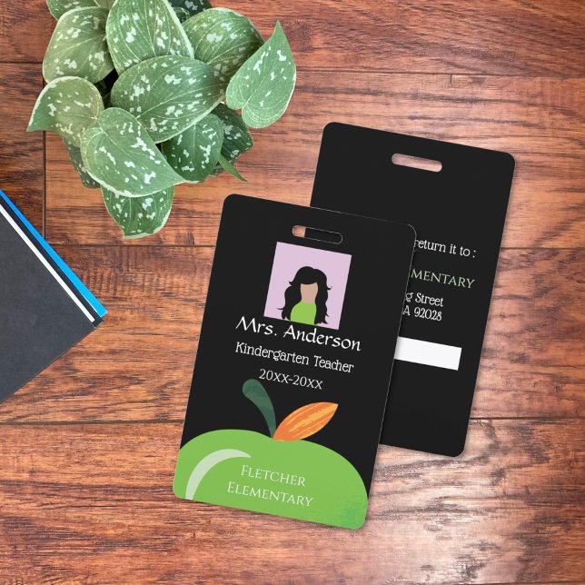 Tarjeta de identificación negra con foto para pers (Green apple school staff vertical black photo ID badge .)