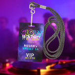 Tarjeta De Identificación Neon resplandor acceso VIP Invitación dulce de 16<br><div class="desc">Neón de moda resplandece en el azul oscuro púrpura azul neonaufrante colorido dulce Dieciséis invitaciones fiestas de un patio con placa VIP de acceso con pase.</div>